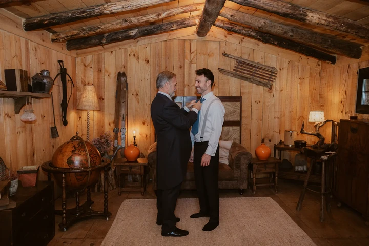 Novio ajustándose el traje en finca en Madrid