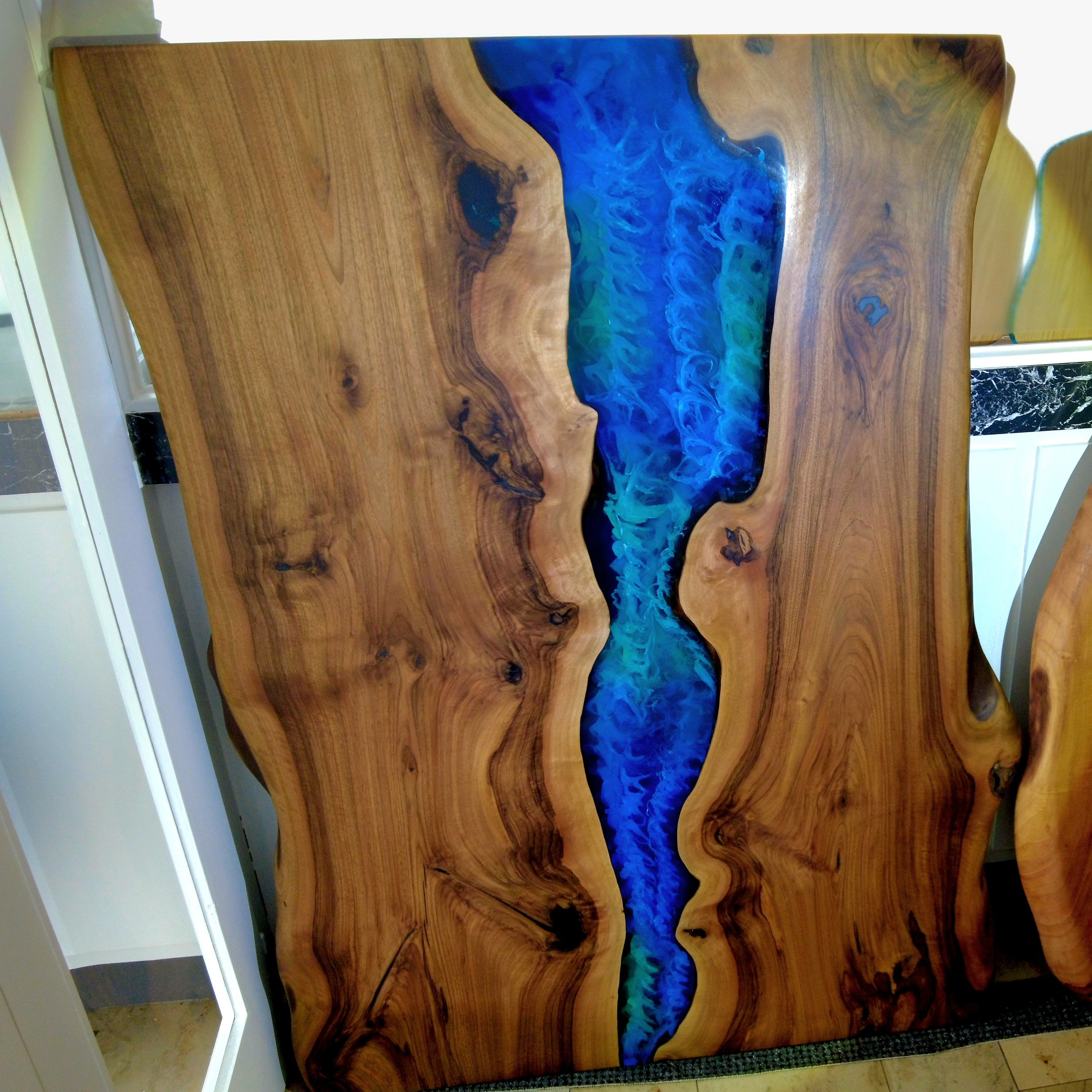 Esstisch Riverplate | Epoxidharztisch aus rustikalem Walnussholz