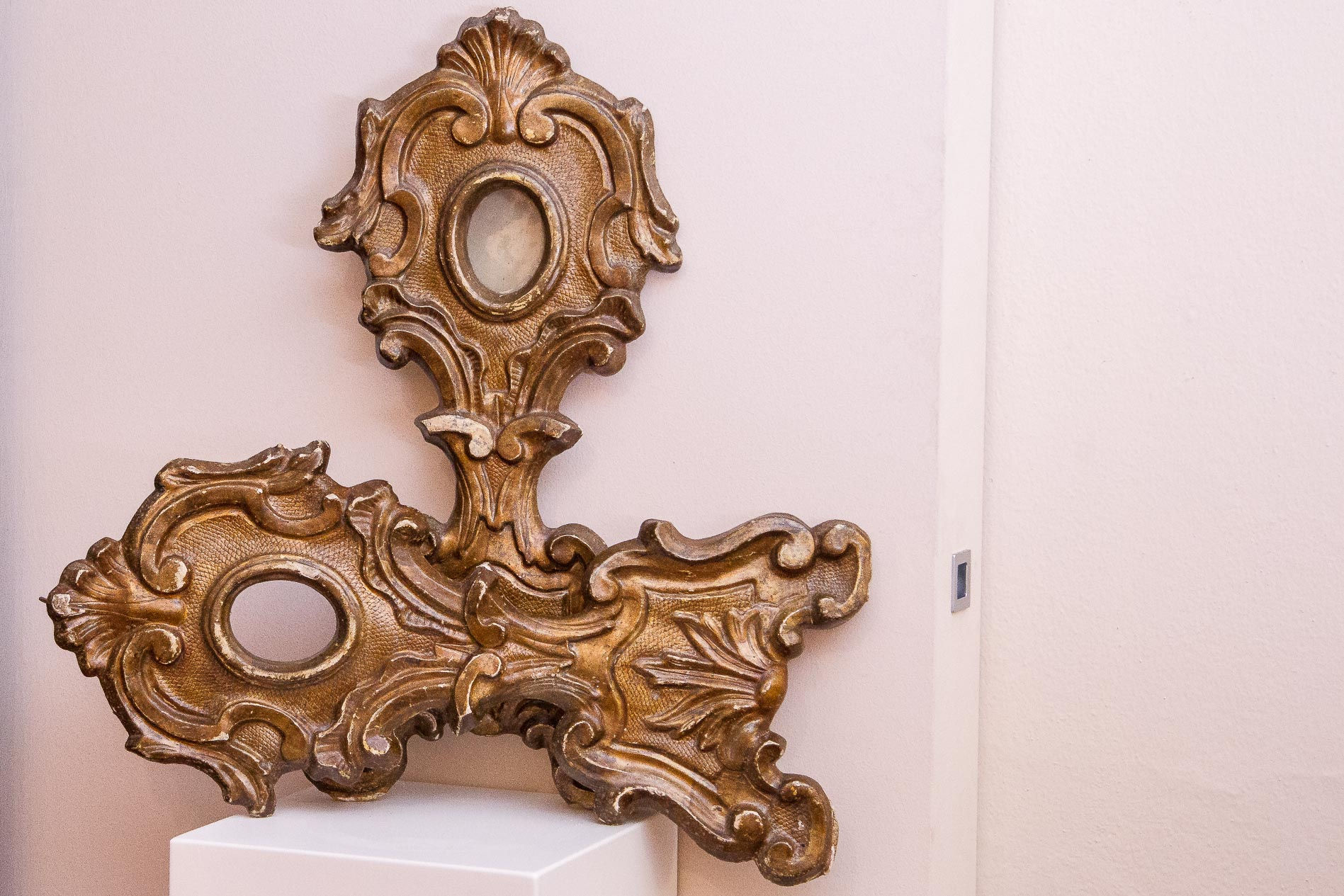 Coppia di reliquari dorati, privi di base, del ‘700, conservazione otti