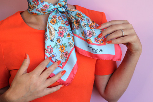 Vintage Foulard en soie roses bleues / Foulard carré floral vert turquoise bord roulé à la main - France Vintage Foulard en soie roses bleues / Foulard carré floral vert turquoise bord roulé à la main - France
