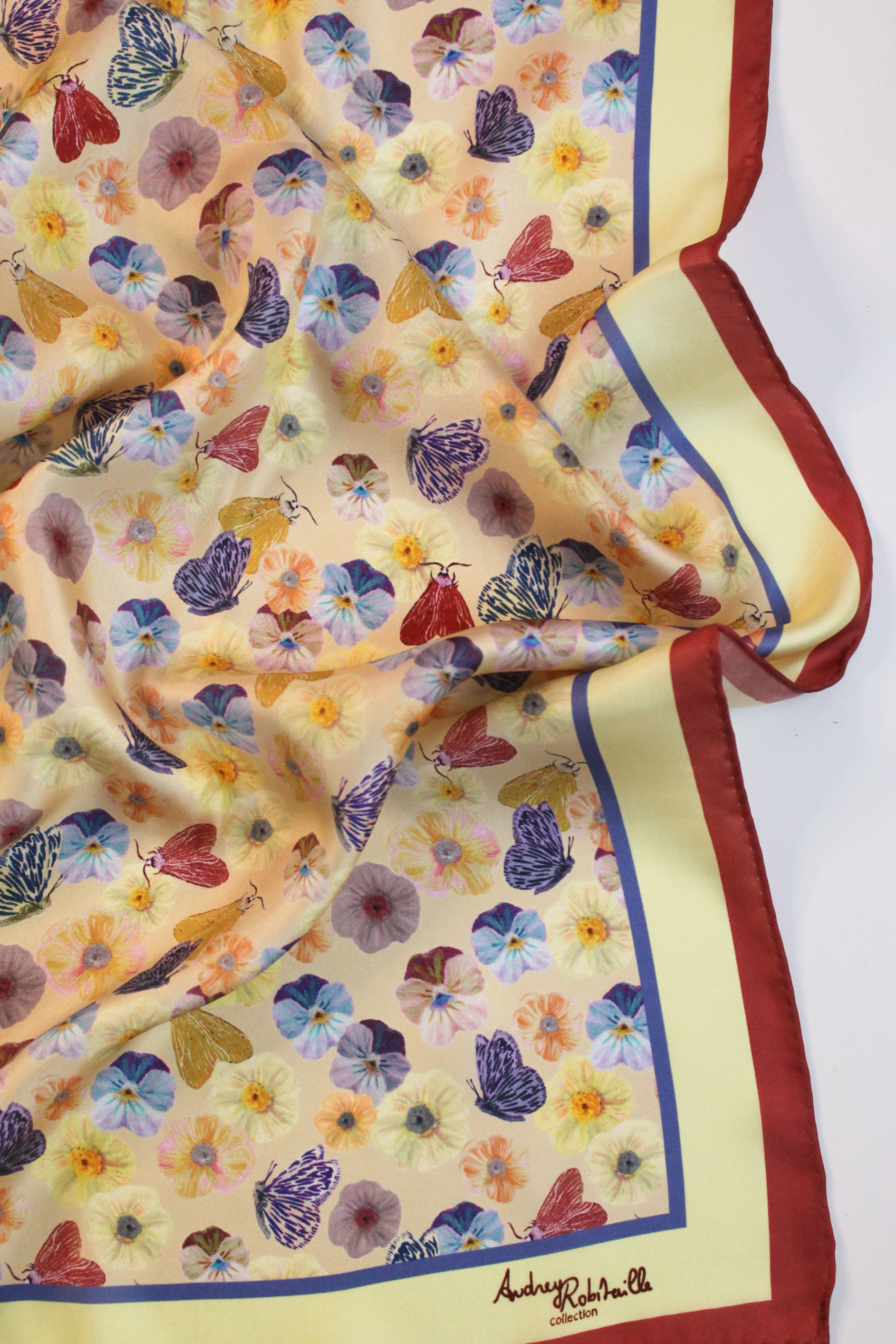 Foulard en twill de soie Poésie fleurie / jaune pâle