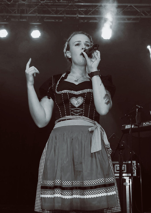 Denise Naser Bandaushilfe Eventsängerin Oktoberfest Würzburg Sängerin