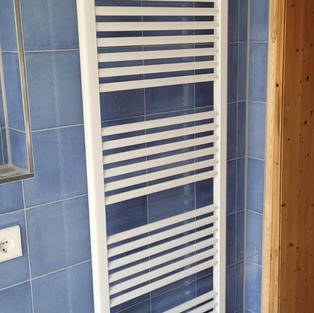 Badezimmer absichtlich in 70er Jahre Style