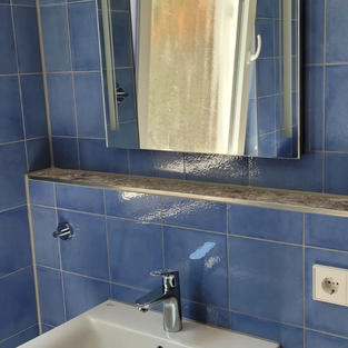 Badezimmer absichtlich in 70er Jahre Style
