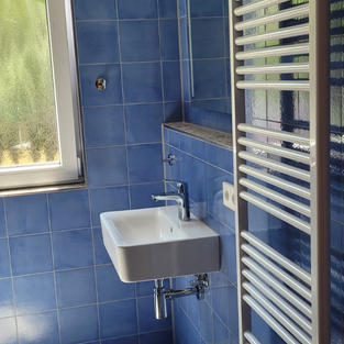 Badezimmer absichtlich in 70er Jahre Style