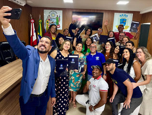 JNHOJE - Em ato histórico, prefeito Ricardo Flauzino assina enquadramento de 18 professores da rede municipal