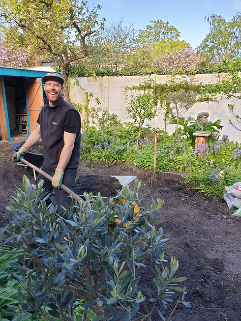 Paul Vogelezang tuinman met liefde voor planten aan het werk in een tuin in Den Haag