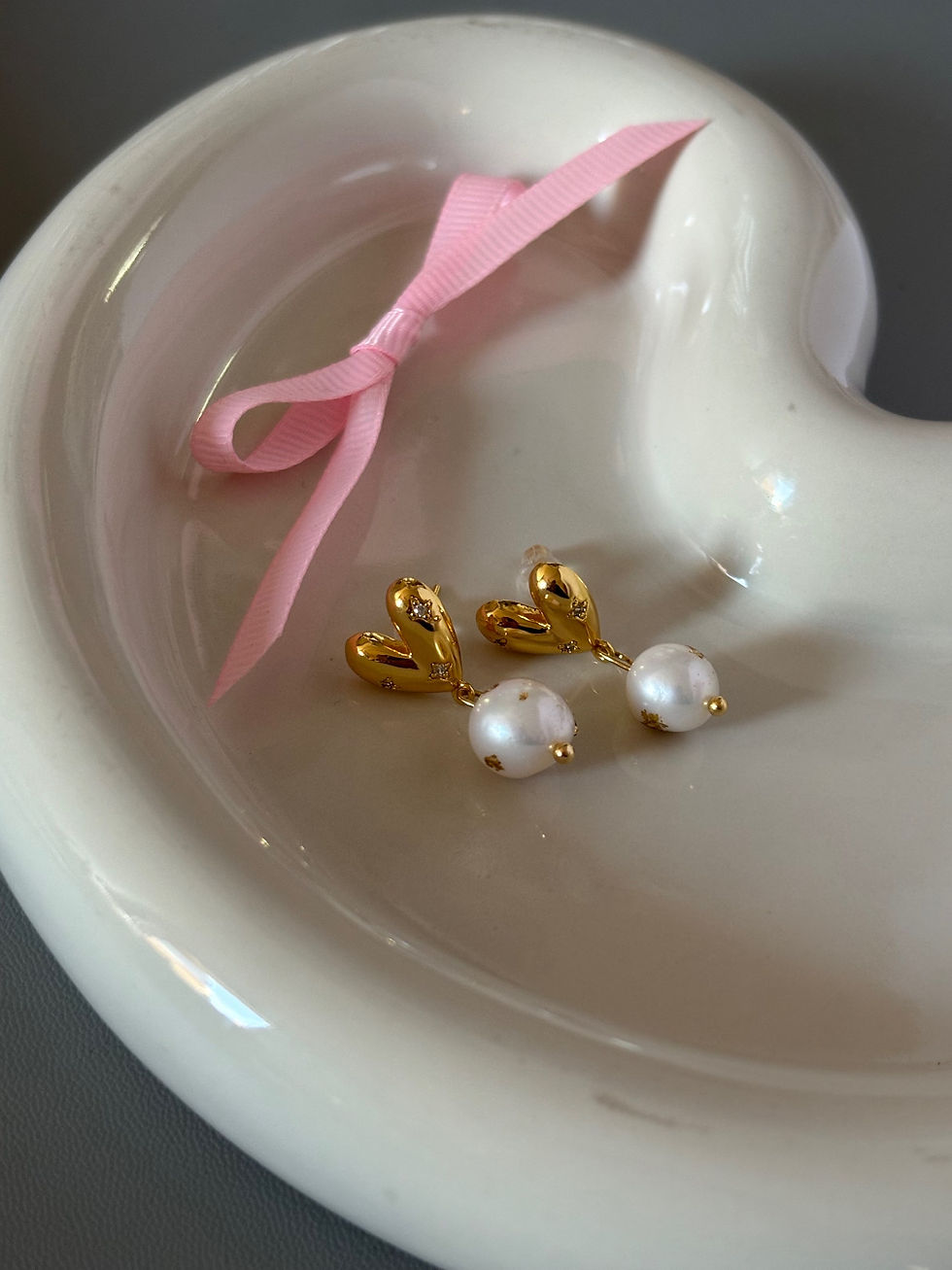 Thumbnail: Deborah pearl heart earring 
