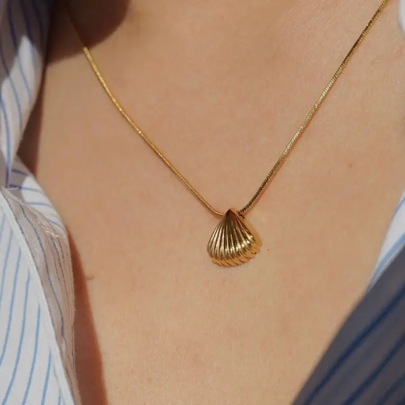 Thumbnail: Shell pendant necklace 