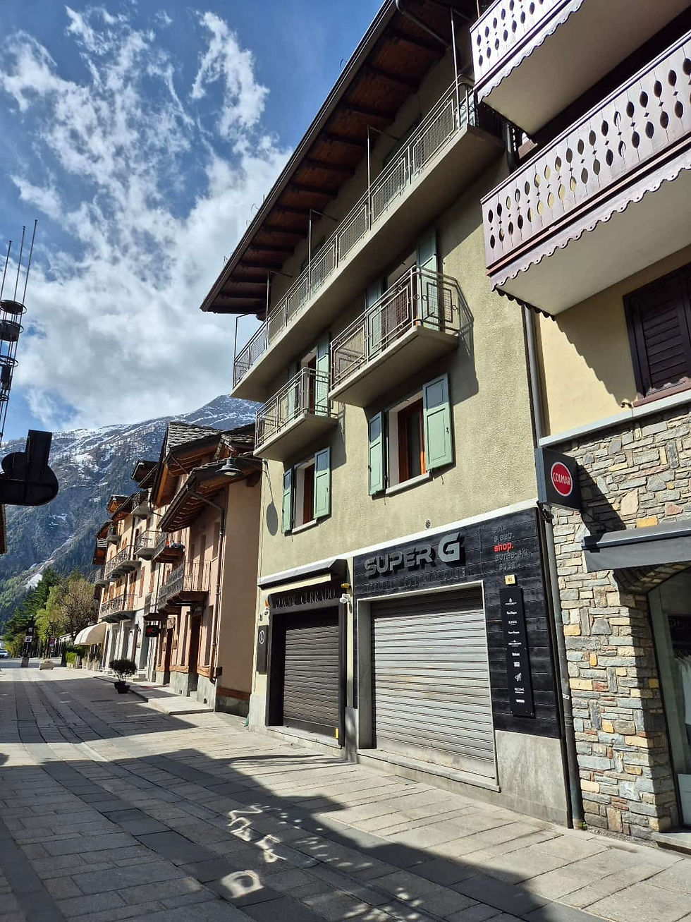 facciata vista arrivando dalla piazza della chiesa