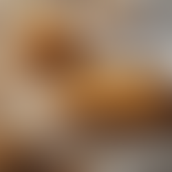 Een snede zuurdesembrood rijkelijk besmeerd met romige pompoenpaté