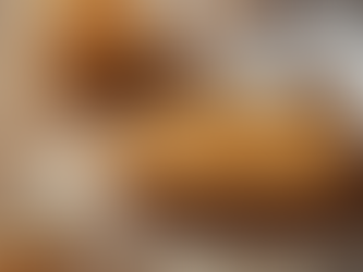 Een snede zuurdesembrood rijkelijk besmeerd met romige pompoenpaté