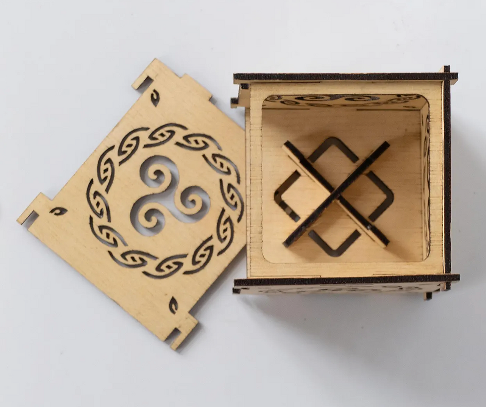 Miniature : Celtic Triskelion Tealight Holder