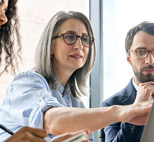 Mature older ceo businesswoman mentor in glasses negotiating growth business plan with div