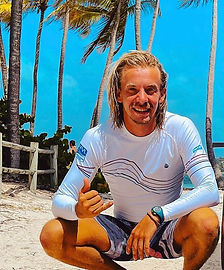Come and meet Clément and discover jet surfing in Corsica. He will accompany you by boat.
