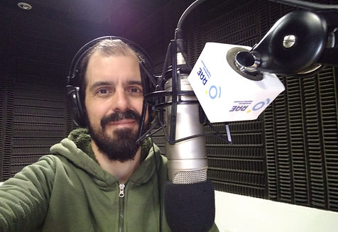 Journalist Fernando Farias speaking into a microphone at Argentina’s Public National Radio studio.