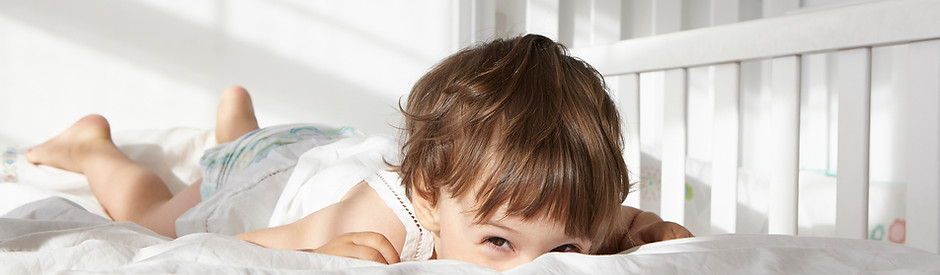 Junge auf einem Bett