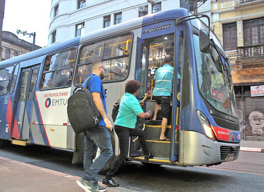 Passageiros lidam com calor intenso em ônibus sem ar-condicionado