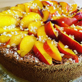 Schokoladen-Mandel-Kuchen mit Nektarinen