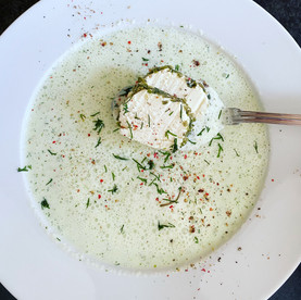 Geeiste Gurkensuppe mit Ziegenkäse