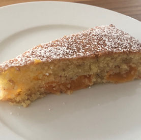 Haselnuss-Marillenkuchen