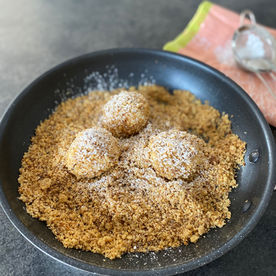 Topfenknödel mit Nuss-Bröseln