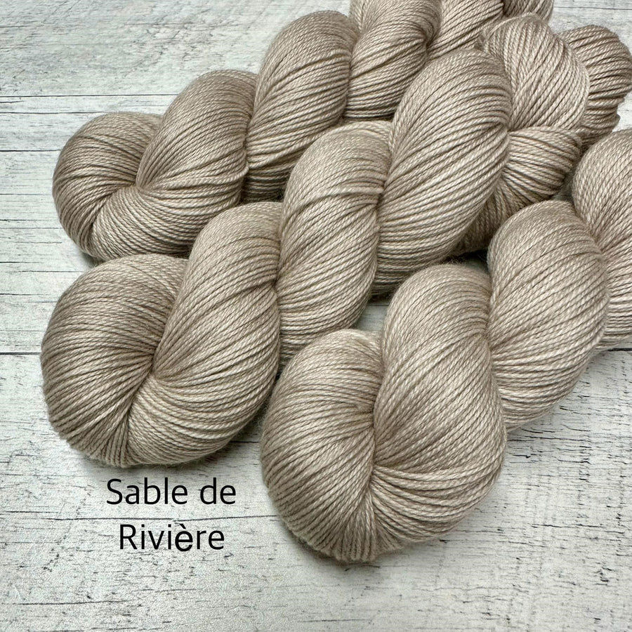 Écheveaux de laine teint à la main de Entre soeurs et laine de couleur sable de rivière