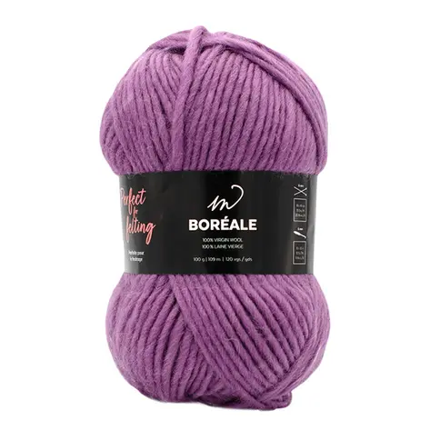 Chaussette Boréale Violet en laine Madolaine, posée sur un fond élégant en velours.
