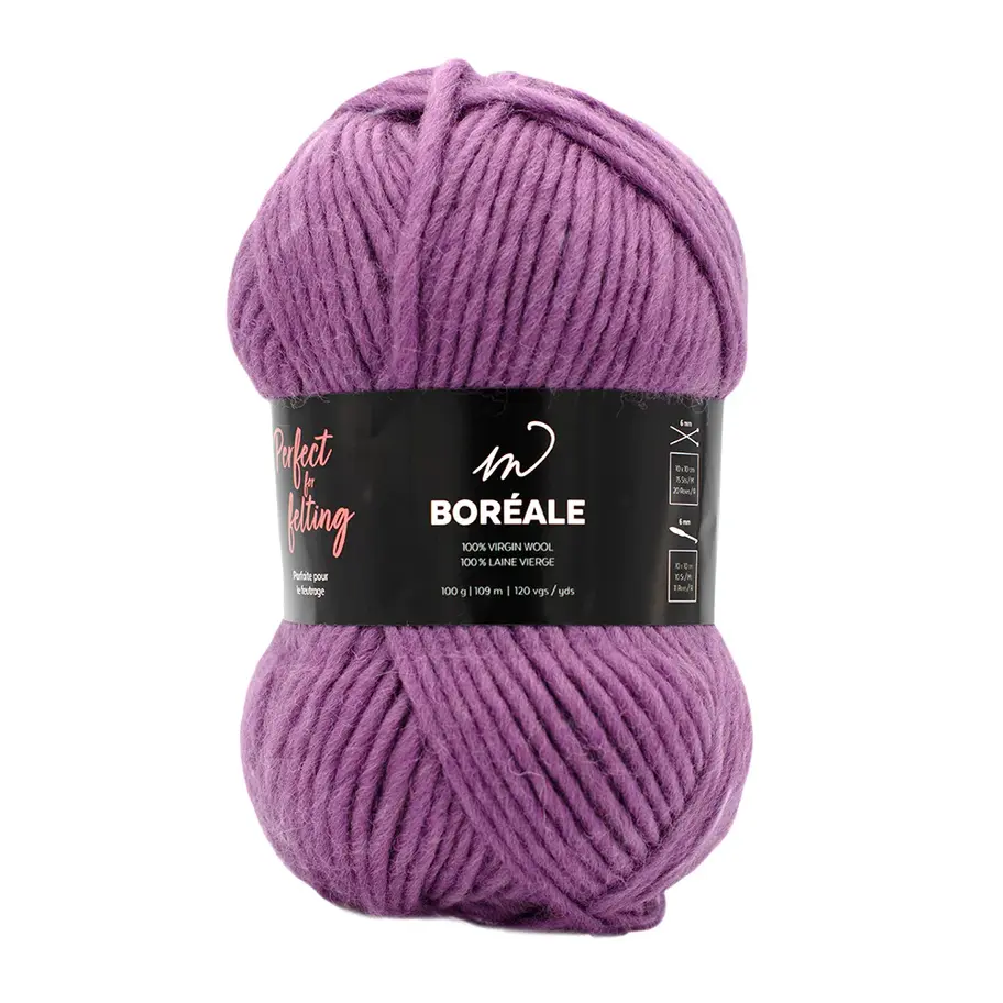 Chaussette Boréale Violet en laine Madolaine, posée sur un fond élégant en velours.