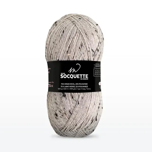 Socquette Tweed Gris en laine Madolaine, posée sur une table en marbre.