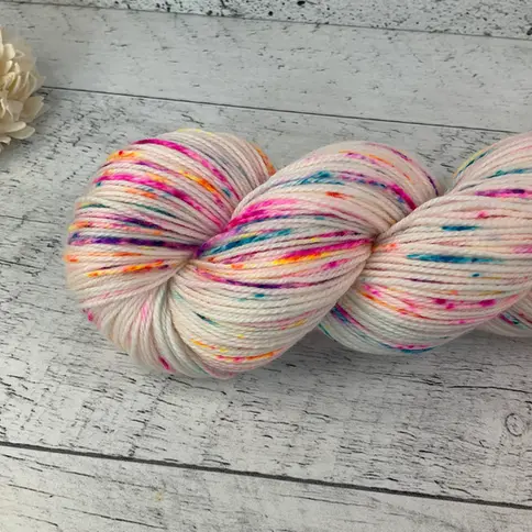 pelotte de laine teinte la la main Entre soeurs et laine modèle annana fingering de couleur sucette surette