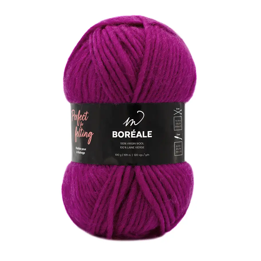 Chaussette Boréale Pitaya en laine Madolaine, posée sur un fond coloré vibrant