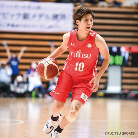 アンダーアーマー ウィメンズバスケットボールユニフォーム（©FUJITSU SPORTS）