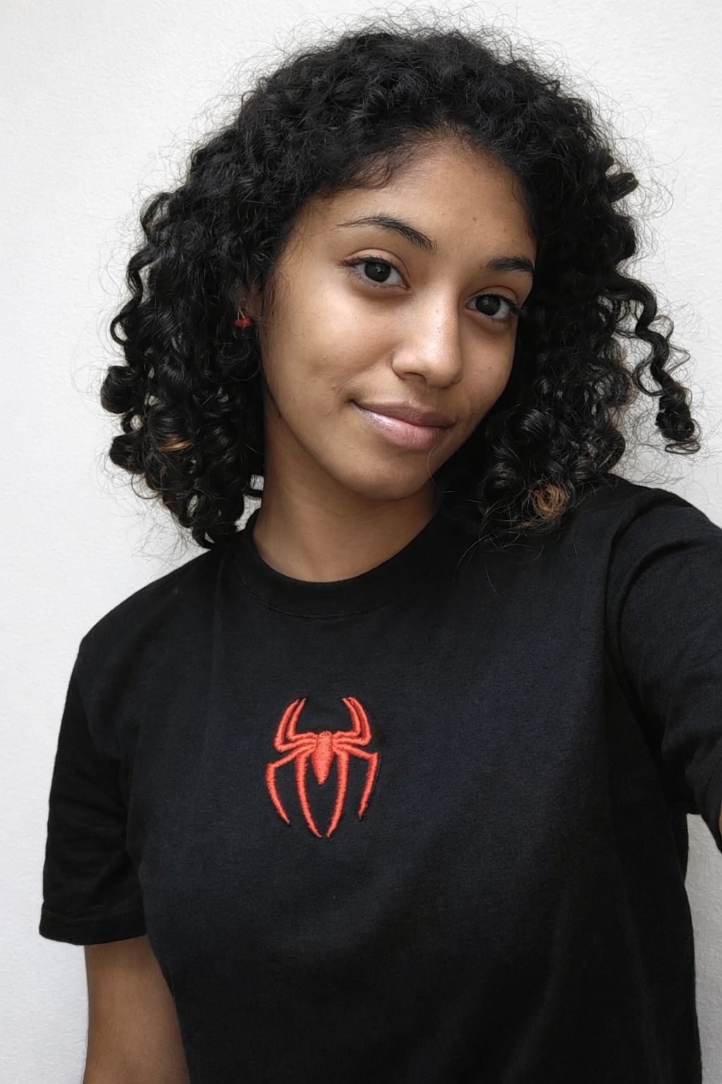 Porträt einer Frau mit Spider-Man Shirt.png