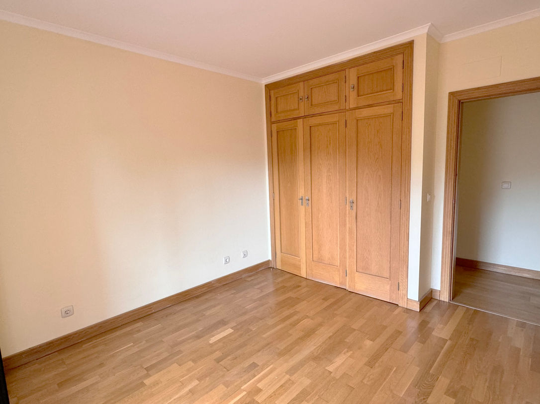 Quarto funcional no apartamento T3 em Villa Gandarinha, Cascais