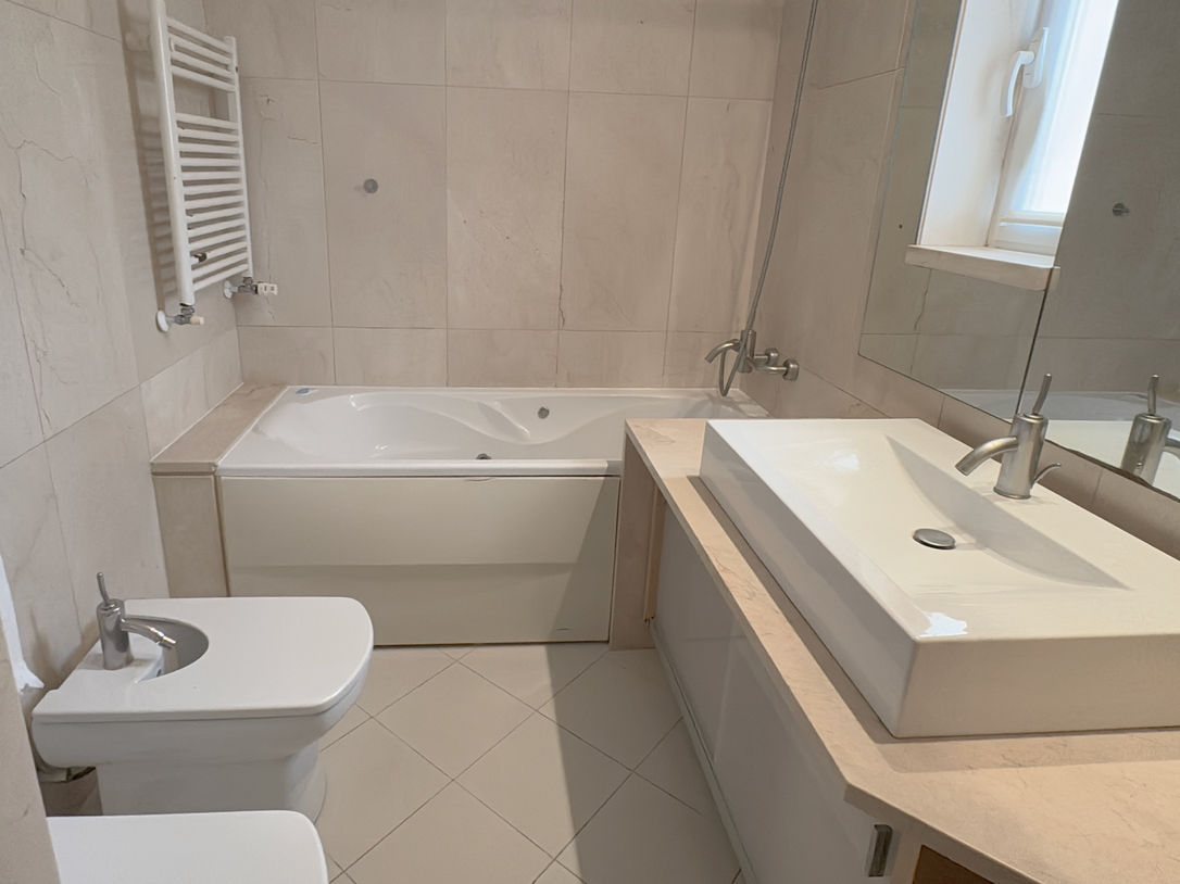 Casa de banho da suite com banheira no apartamento T3 em Cascais
