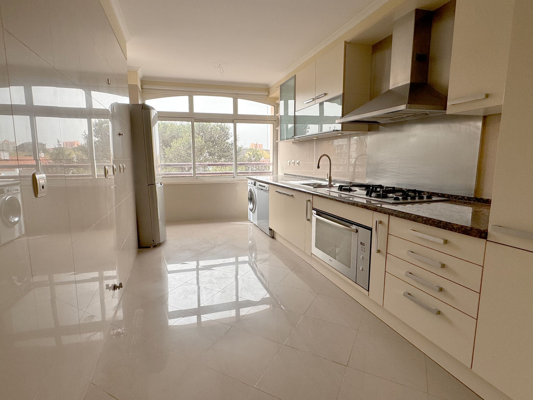 Cozinha equipada no apartamento T3 em Villa Gandarinha, Cascais