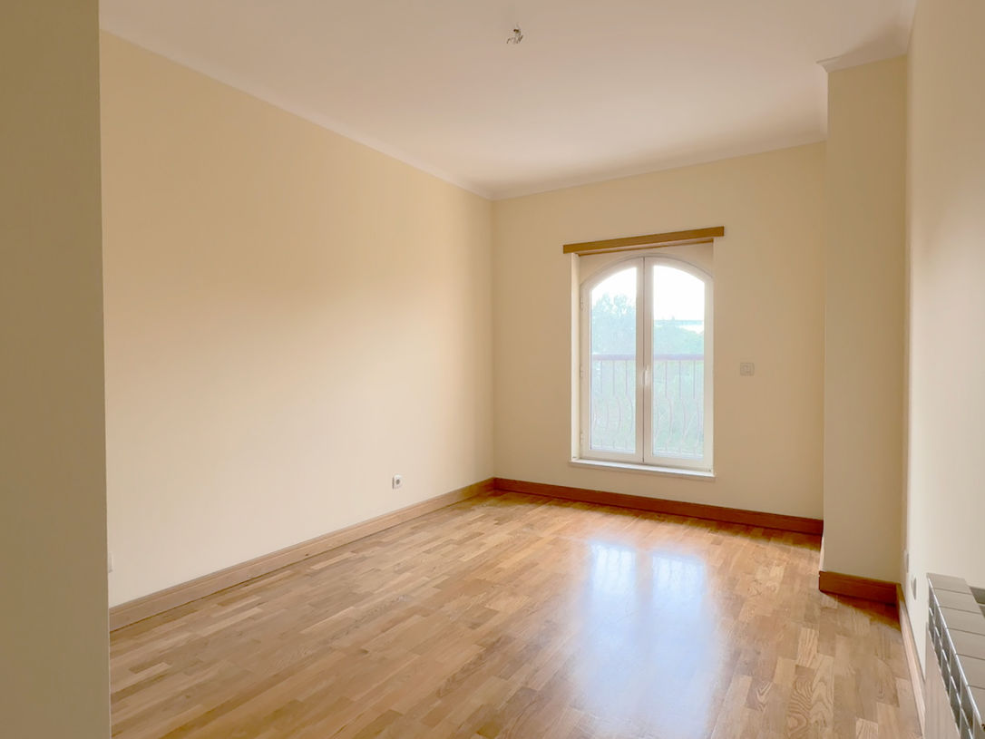 Quarto funcional no apartamento T3 em Villa Gandarinha, Cascais