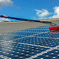 “Zonnepanelen reinigen voor maximale energie en langere levensduur.”