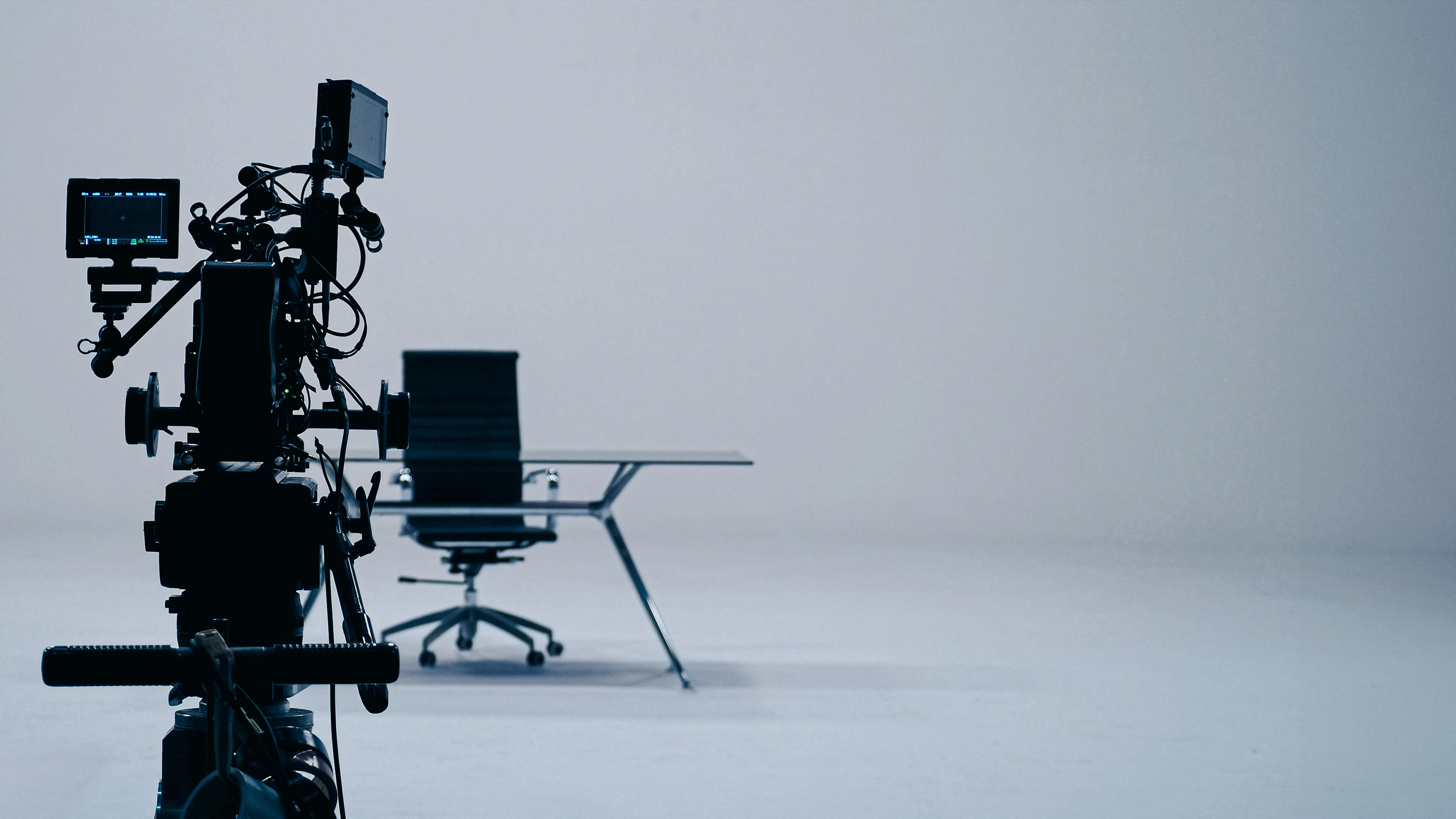 Une caméra est positionnée devant un bureau d'entreprise pour filmer une interview