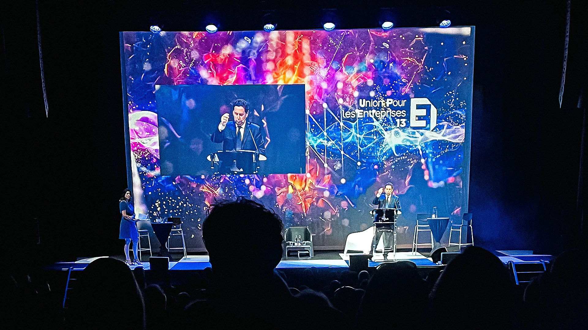 Scène d'une convention d'entreprise avec un infodécor projeté sur l'écran