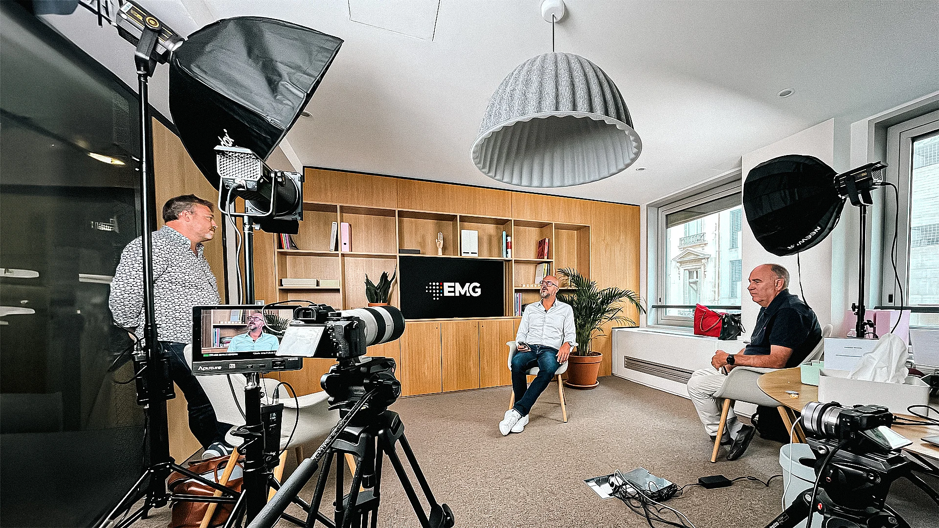 Anthony Forestier est interviewé eavec plusieurs caméras et des lumières de studio