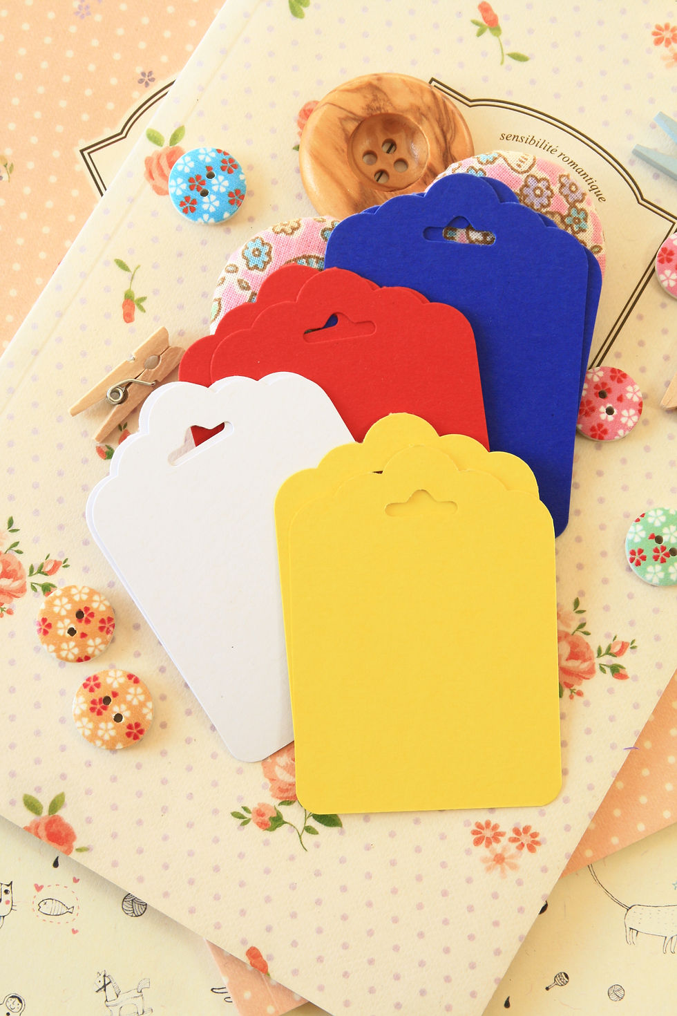 Thumbnail: lemon yellow ornate scallop tags