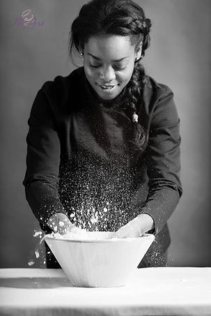 La cheffe prépare une pâte poru ses pâtisseries