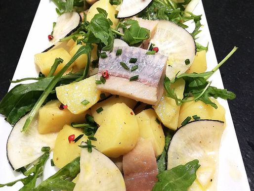 Salade de pommes de terre aux harengs fumés, radis noir et roquette

