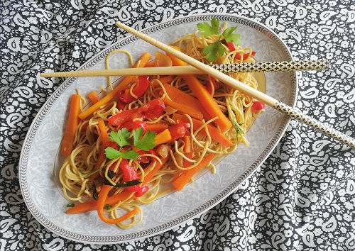 nouilles chinoises aux poivrons et carottes