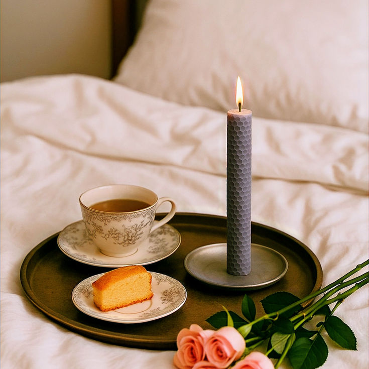 Vela lilás de cera de abelha tingida naturalmente, padrão favo de mel, feita à mão, ideal para oração e decoração sofisticada