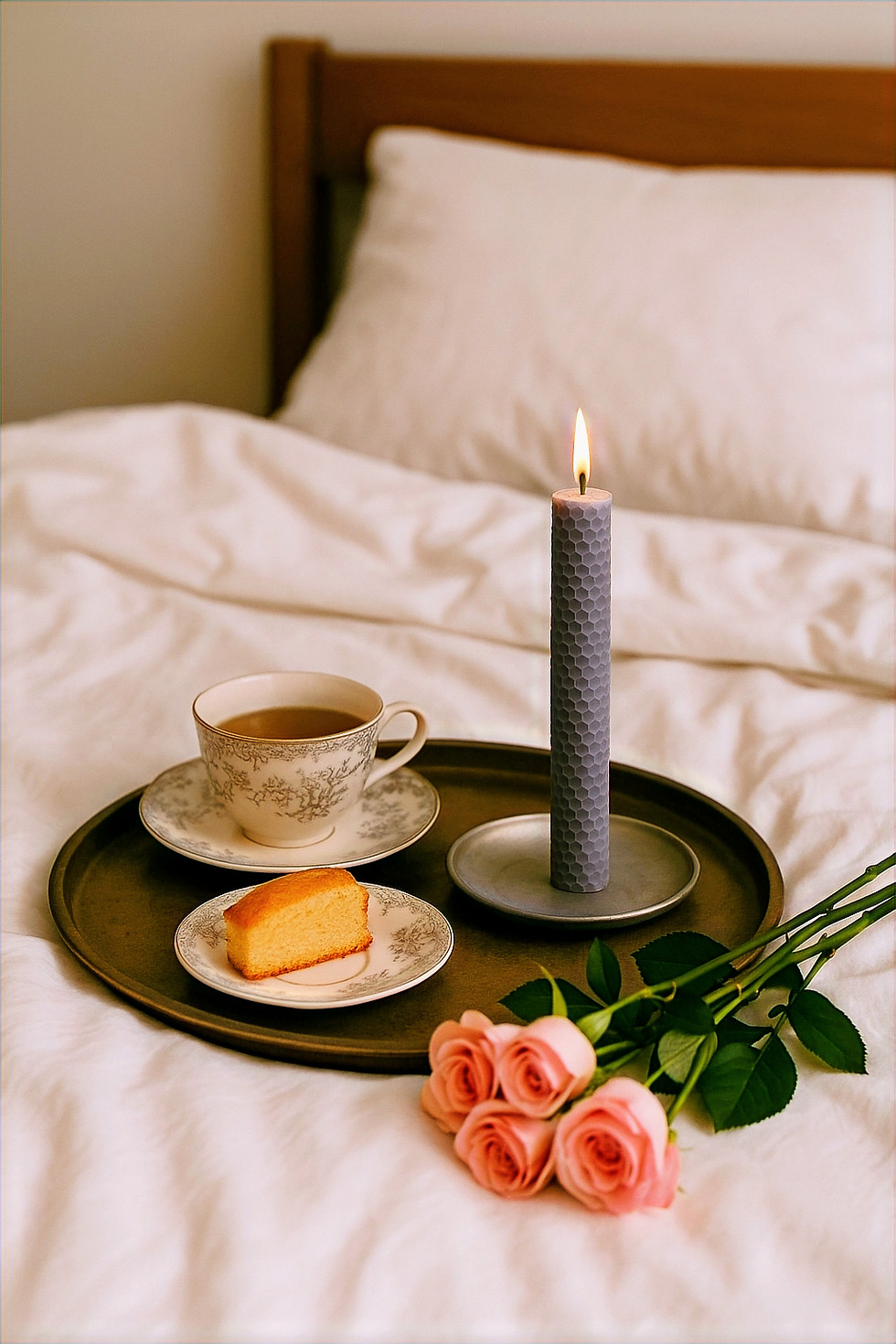 Vela lilás de cera de abelha tingida naturalmente, padrão favo de mel, feita à mão, ideal para oração e decoração sofisticada