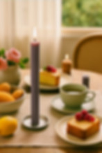 Vela lilás de cera de abelha tingida naturalmente, padrão favo de mel, feita à mão, ideal para oração e decoração sofisticada