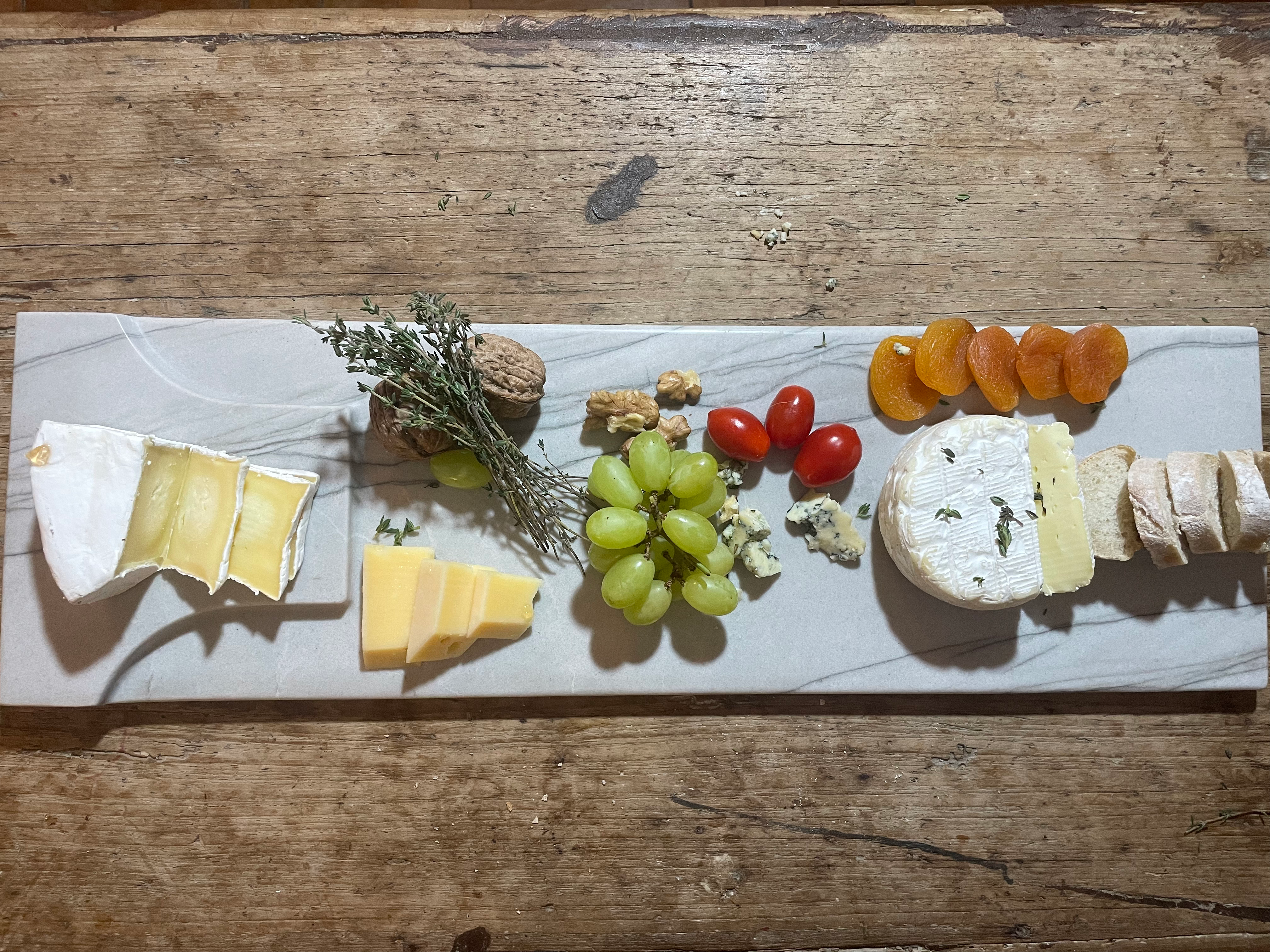 tábua de queijo esculpida em pedra em forma retangular 